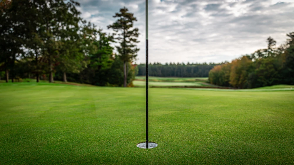 the flag at the golf hole